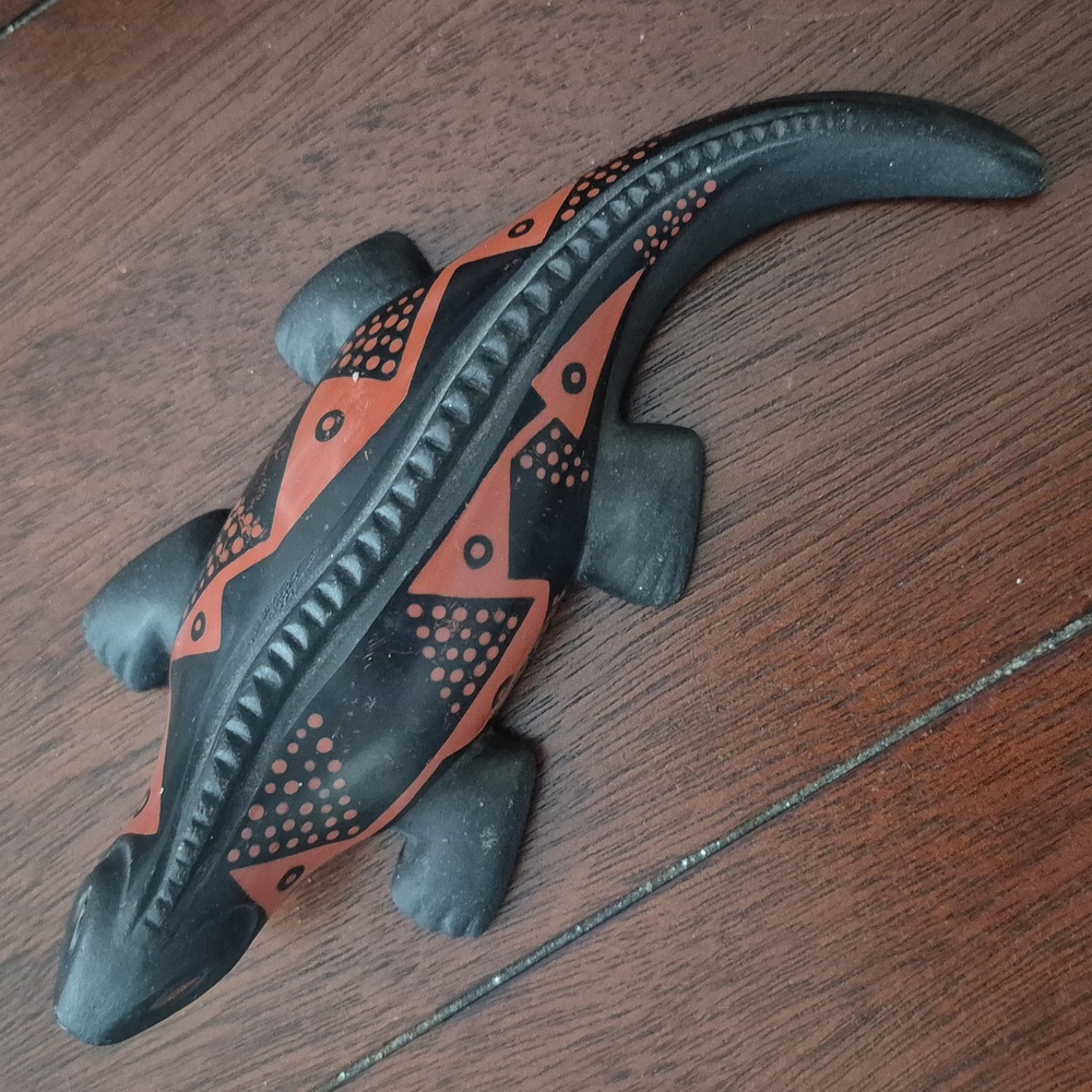 Handcrafted lizard figurine from Peru, Signed.